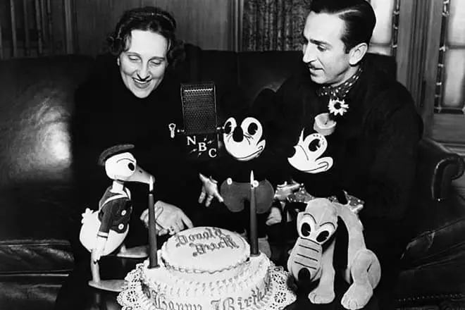 Walt Disney a jeho manželka dávajú tortu Donald Duck