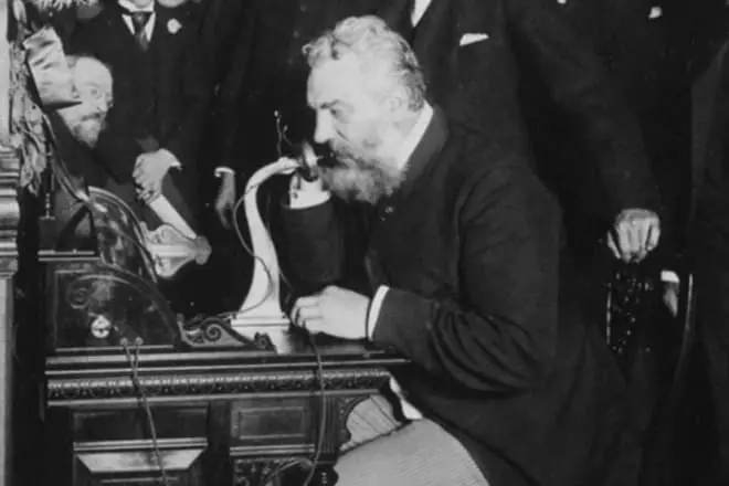 Олександр Белл демонструє перший телефон