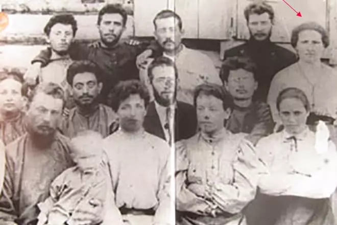 Alexandra Sokolovskaya lan Singa Trotsky ing klompok pembuangan ing dalan menyang Siberia