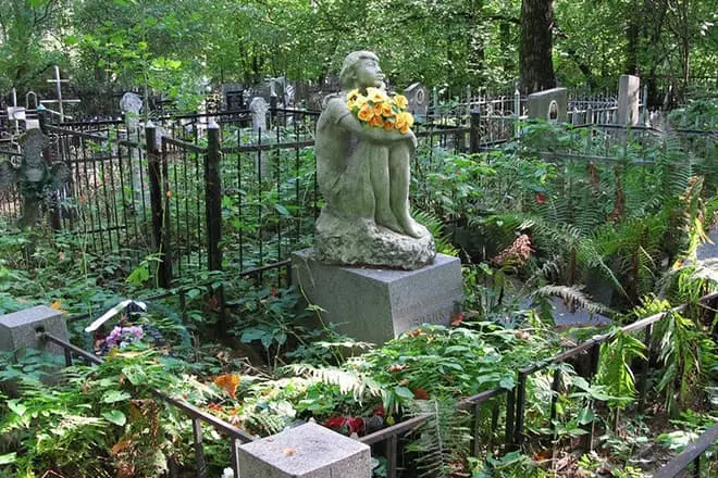 Vitaly Bianki's grave.