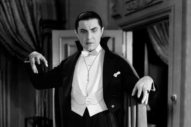 Näyttelijä Bela Lugoshi Draculan roolissa