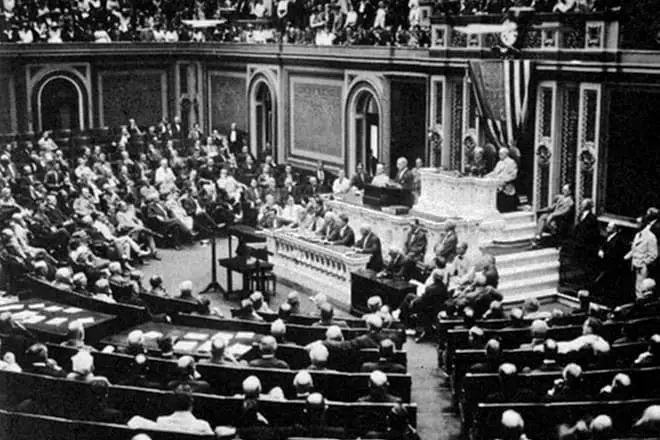 El president Wilson posa la qüestió de la participació dels EUA a la Primera Guerra Mundial abans del Congrés