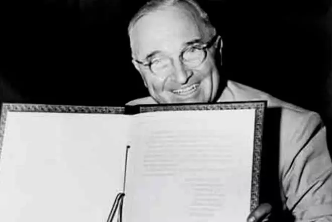 Comharthaíonn Harry Truman doiciméad ar chruthú NATO