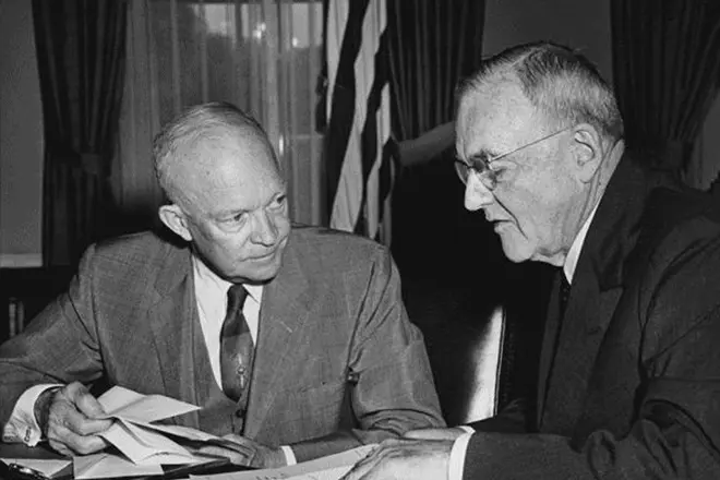 Dwight Eisenhower lan John Foster Dulles