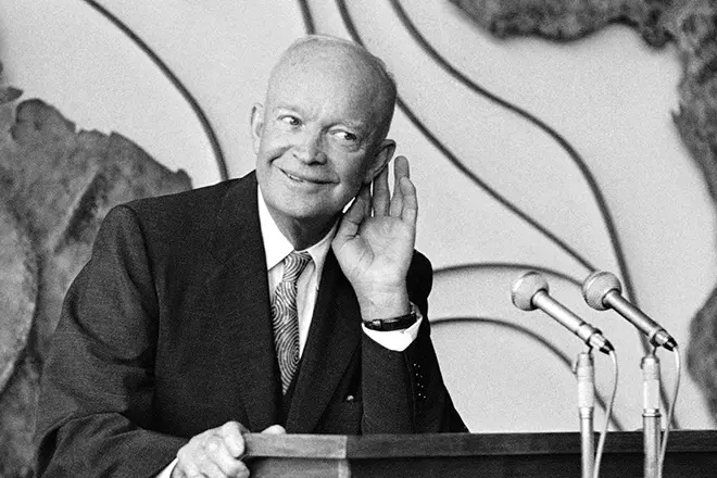 Dwight Eisenhower juu ya podium.