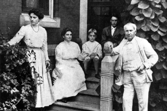 Томас Едісон з сім'єю