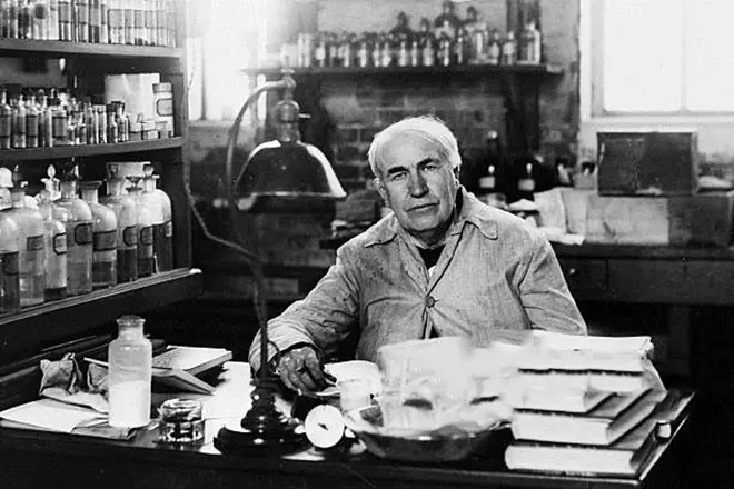 Томас Эдисон дар лабораторияи ӯ