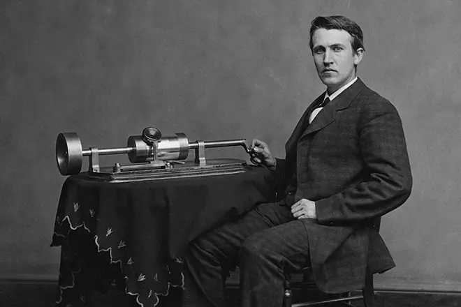 Thomas Edison egy fonográfdal