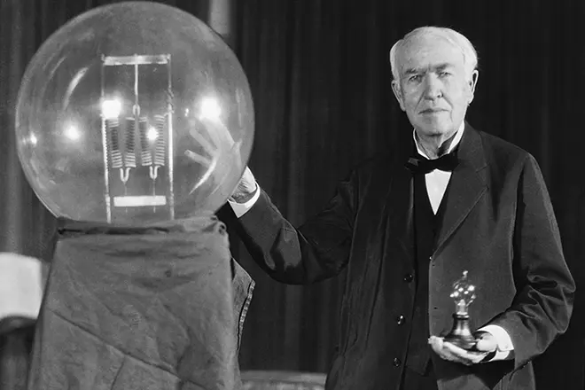 Tomas Edison va lampochka