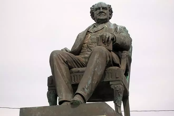 Monument to Fineas Taylor Barnum