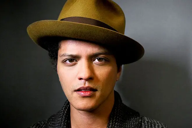 Bruno Mars yn in hoed