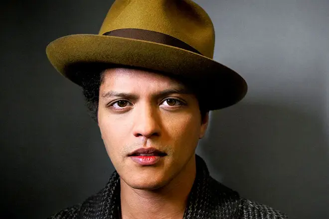 Bruno Mars egy kalapban