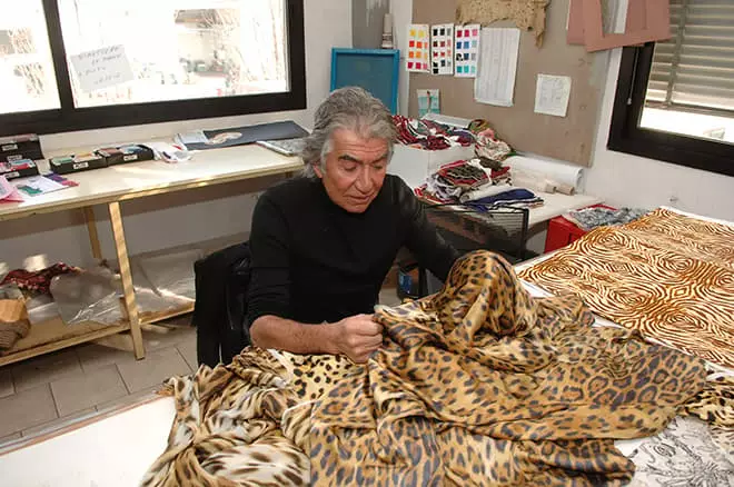Roberto Cavalli với một loại vải dưới làn da đông đúc