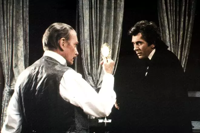 Lawrence Olivier sy Frank Langella ao amin'ny sarimihetsika "Dracula"