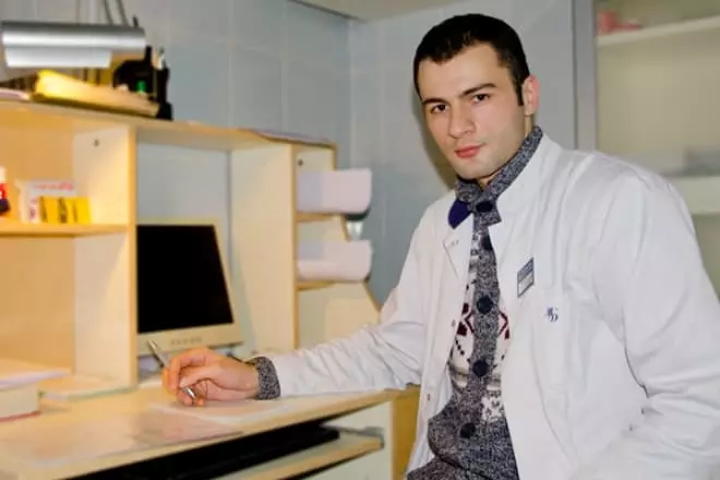 Konstantin Gezaty treballa per un metge
