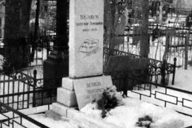 Monument kwa Alexander Belyaev juu ya kaburi la mkewe