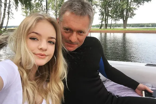 Lisa Peskov ar savu tēvu Dmitrijs Peskovs