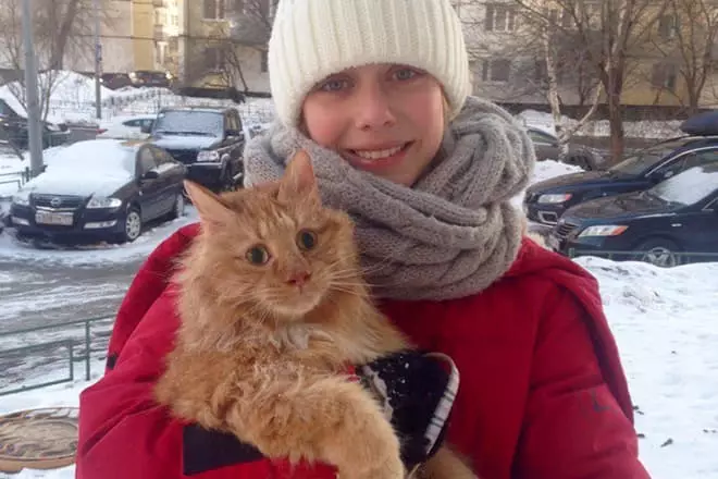 एक बिल्ली के साथ इरीना वाह