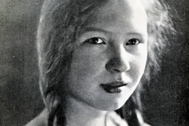 Olga Bergholts minangka bocah