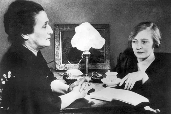 Olga Berggolts na Anna Akhmatova.