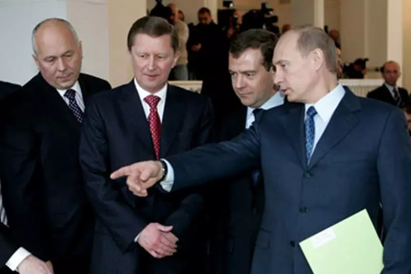 Sergey Chemezov, Sergey pendak, Dmitry Medvedev na Vladimir Putin