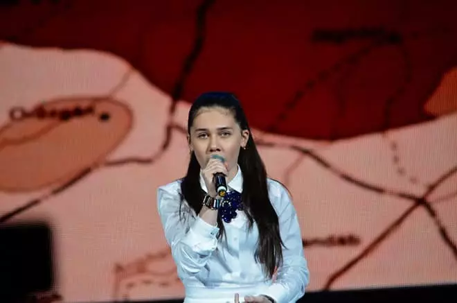 Sampina Bustayev di panggung