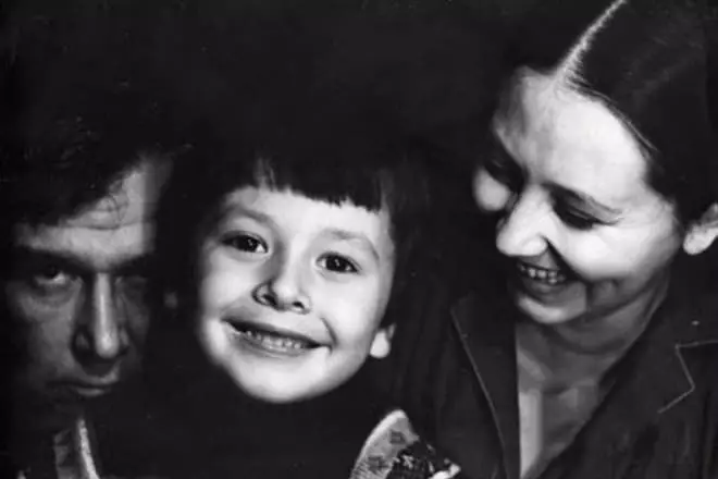 Nikolai Volkov эхнэрийнхээ итгэл ба хүү Николайтай хамт
