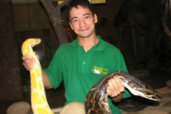 Arslan Valaev z wężem