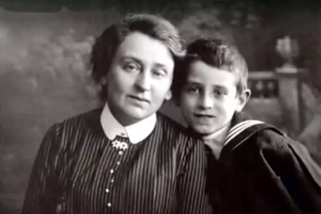 Vasily Grossman trong thời thơ ấu với mẹ