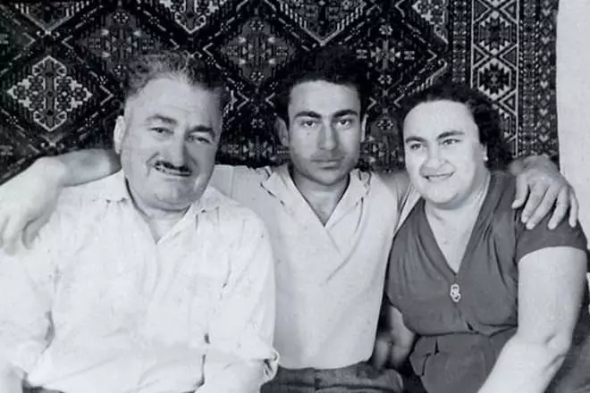 Zurab Sotkilava com os pais
