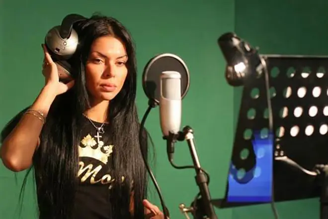 Victoria CaraseVa sa recording studio.