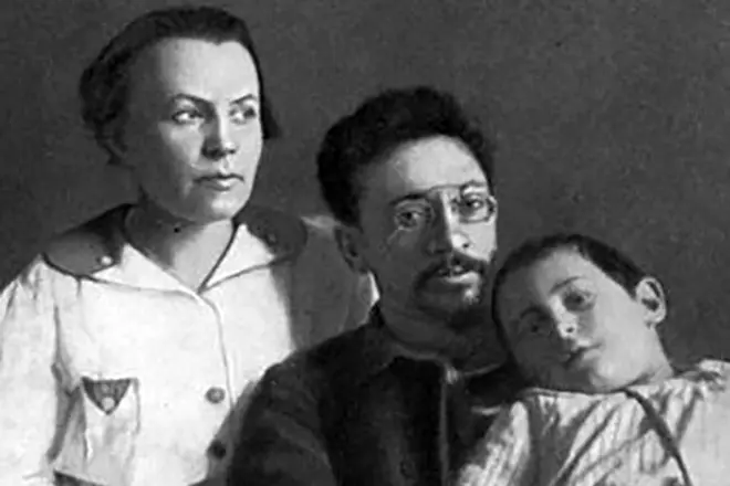 Yakov Sverdlov həyat yoldaşı və oğlu ilə