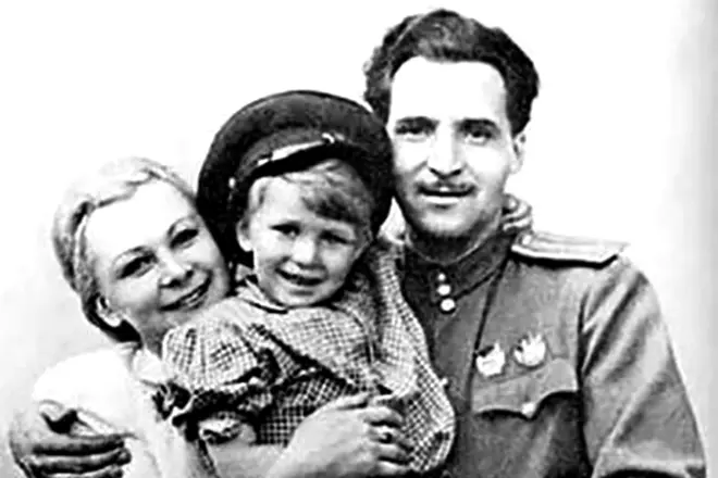 家庭Konstantin Simonov和Valentina Serovoy