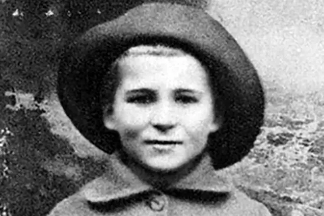 Konstantin Simonov sebagai seorang anak