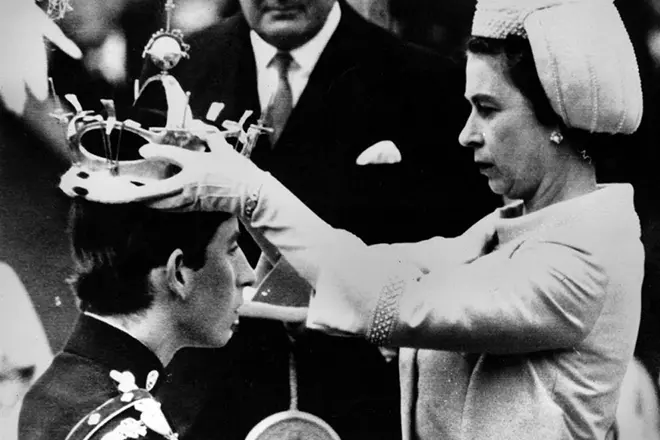 Koningin Elizabeth II plaatst de kroon op Prins Charles