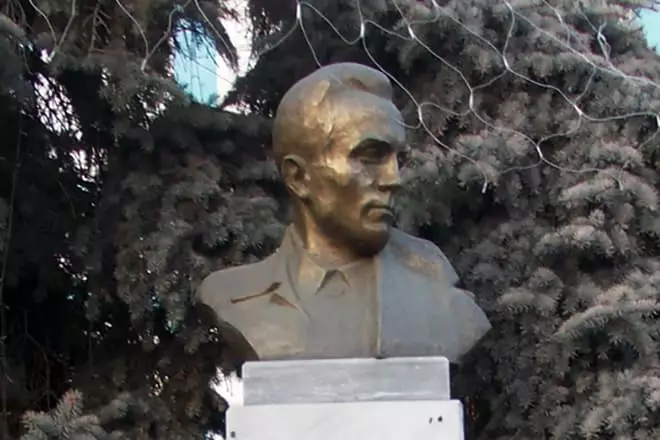 Monument rau Nikolay Kuznetseov hauv Tyumen