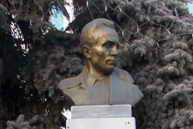 Monumen ke Nikolay Kuznetsov di Tyumen