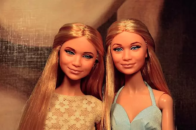 Dolls Mary-Kate Olsen na Ashley Olsen.