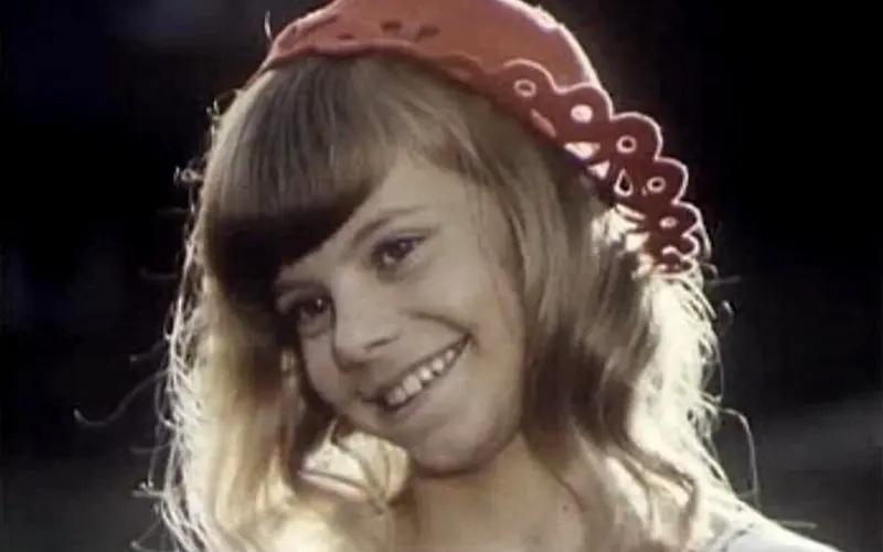 Yana Poplavskaya dans le rôle d'un chapeau rouge (cadre du film