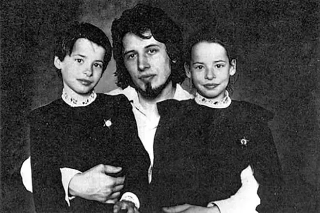 Vladimir Sorokin with daughters