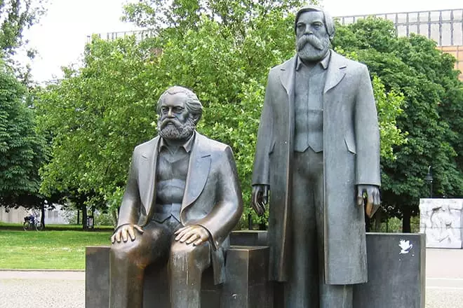 Karl Marx és Friedrich Engels emlékműve