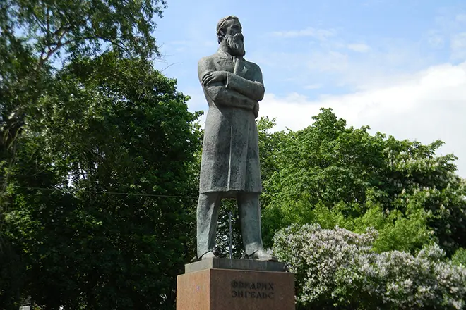 Friedrich Engelsu emlékműve