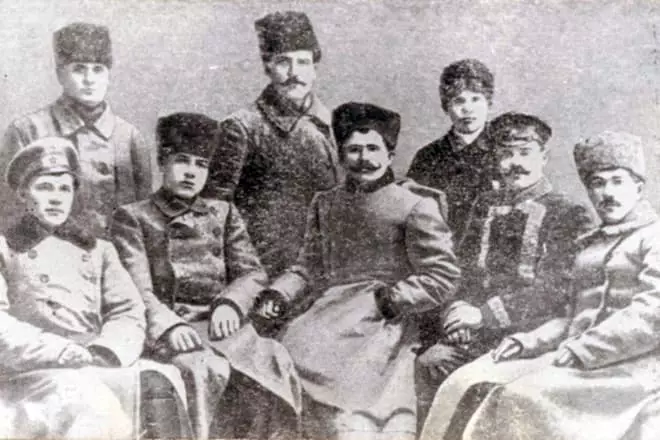 Ivan Panfilov (v horní části vlevo) s bojovými soudruhy. V centru - Vasily Chapaev