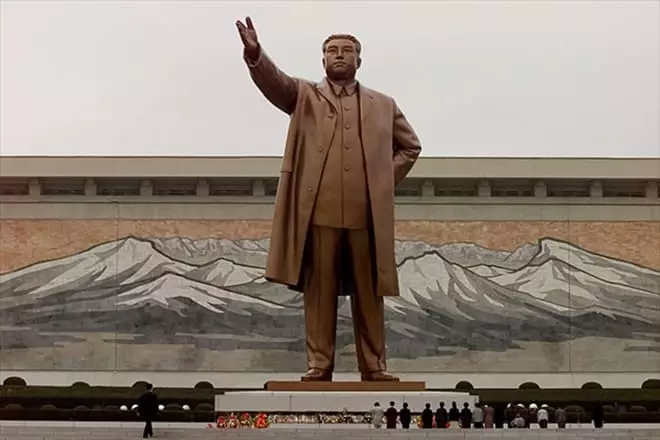 Monumento Kim Il Sayna