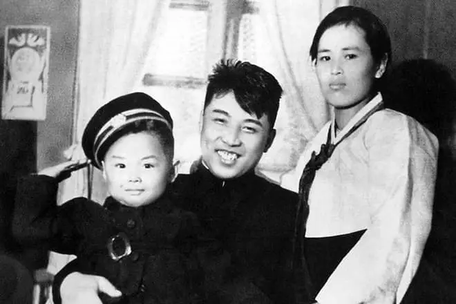 Kim Il Saint con la primera esposa e hijo