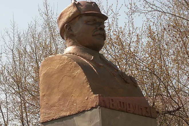 Monument kuna Mikhail Frunze pane zvakasarudzika Academy