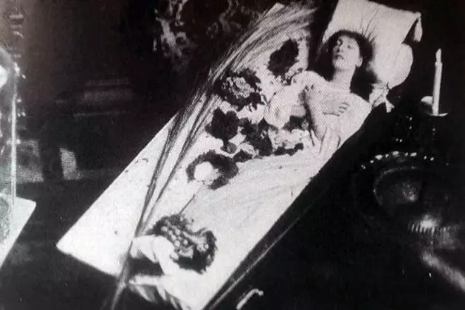 Sarah Bernard ing Coffin