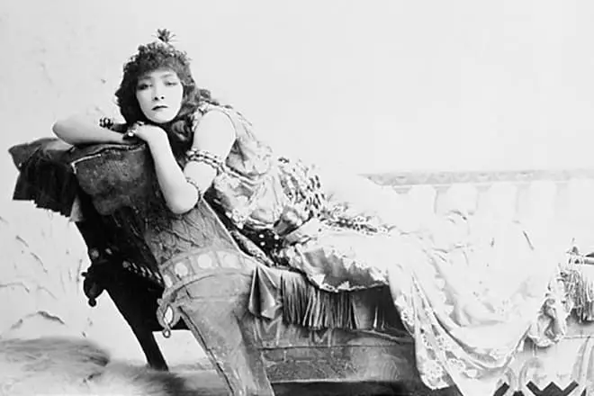 Sarah Bernard As Cleopatra