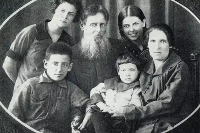 Pavel Bazhov dengan keluarga