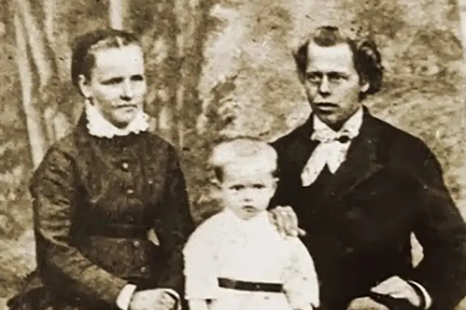 Pavel Bazhov med forældre